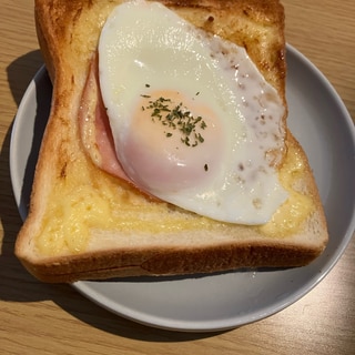 目玉焼きトースト